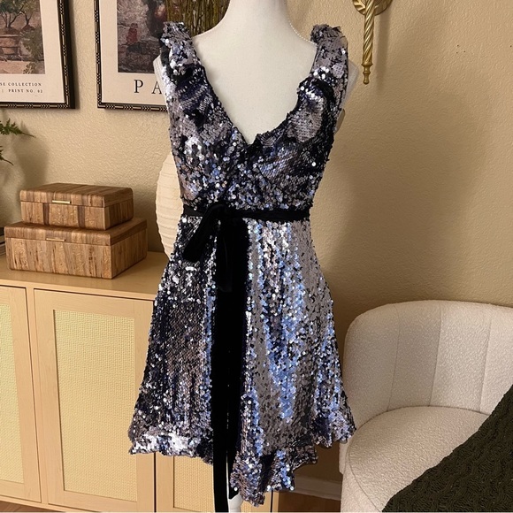 FREE PEOPLE NWT Siren‎ Sequin Mini Open Back Dress Velvet Belt Size 2 Cocktail - Picture 1 of 12